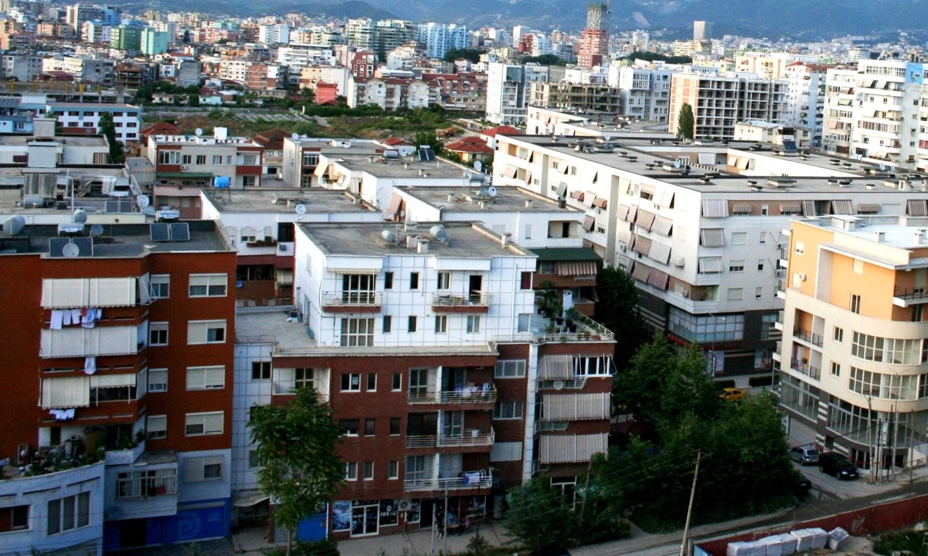 Pandemia mban te ngrire tregun imobiliar: Rriten kerkesat per apartamente ne periferi
